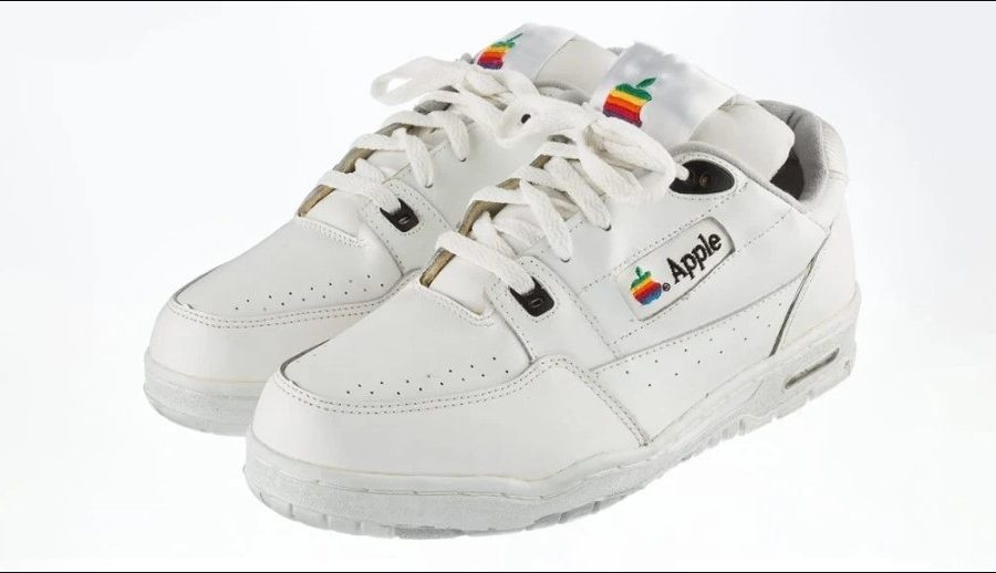 एप्पल स्निकर्सः एप्पलको नामको सबैभन्दा महँगो जुत्ता लिलामीमा