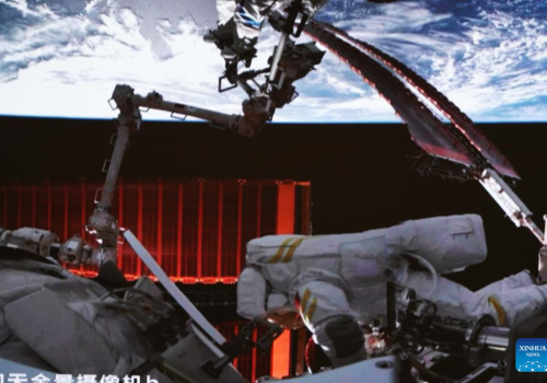चीनको शेन्झौउ-१६ अन्तरिक्ष यान चालक दलले पूरा गर्यो पहिलो स्पेसवाक