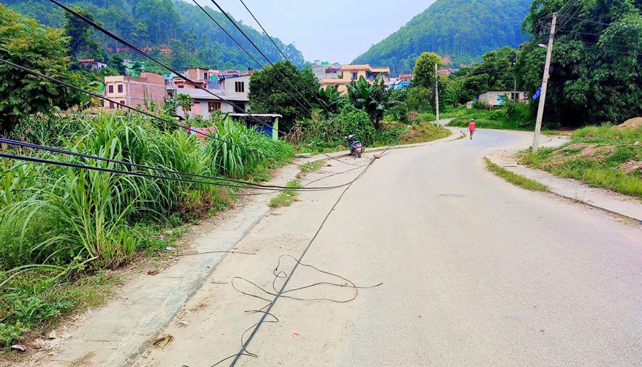 सडकमा लत्रिएको इन्टरनेटको तार