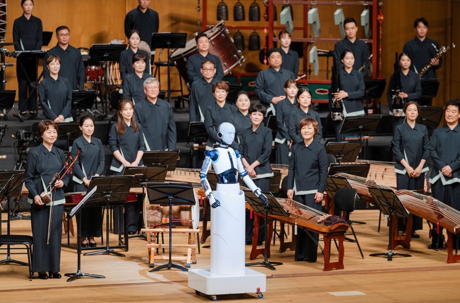 ह्युमनोइड रोबोट सियोलमा अर्केस्ट्रा संचालकको रूपमा पोडियममा प्रस्तुत