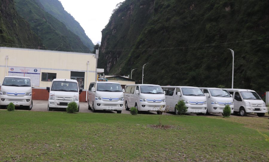 विद्युतीय माइक्रोबस भन्सार कार्यालय परिसरमा