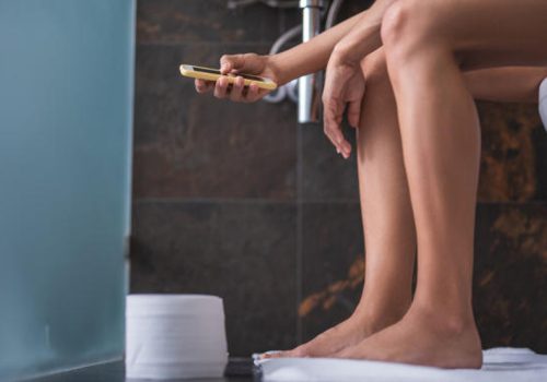 के तपाईं शौचालयमा फोन प्रयोग गर्नुहुन्छ ? सावधान हुनुस्, तपाईं यो गम्भीर रोगको जोखिममा पर्न सक्नुहुन्छ