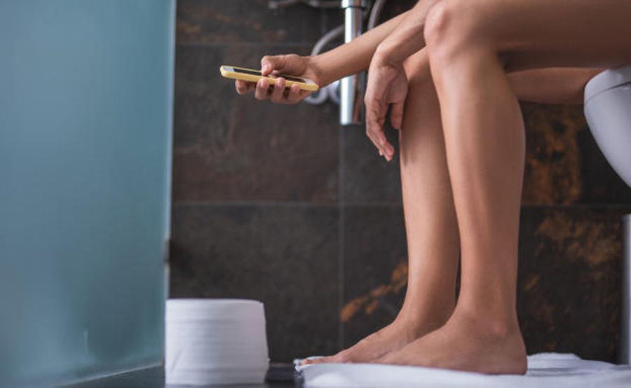 के तपाईं शौचालयमा फोन प्रयोग गर्नुहुन्छ ? सावधान हुनुस्, तपाईं यो गम्भीर रोगको जोखिममा पर्न सक्नुहुन्छ