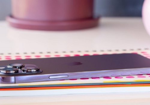 आईफोन १५ प्रो सिरिजले पातलो बेजेल र टाइटेनियम फ्रेमहरू ल्याउने