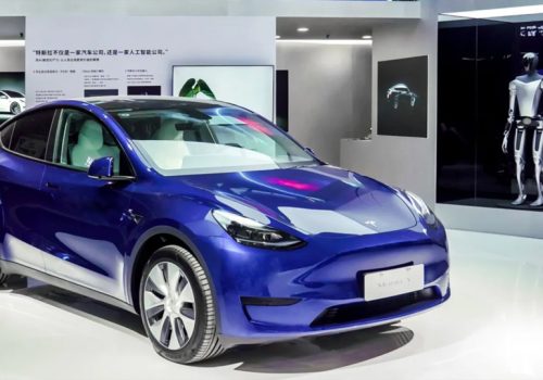 टेस्लाले बिक्रीमा मद्दत गर्न चीनका स्टोरहरूमा ‘अप्टिमस’ रोबोट प्रयोग गर्ने