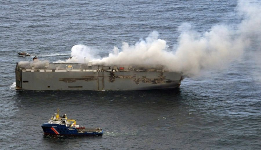 इलेक्ट्रिक कारका कारण ३ हजार कार बोकेको पानी जहाजमा आगलागी