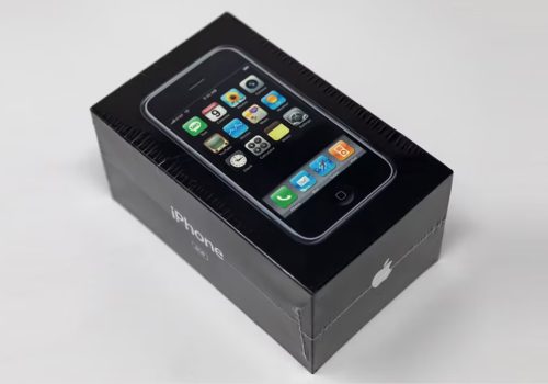 २००७ मा लन्च गरिएको पहिलो आईफोन ४ जीबी मोडल करिब अढाई करोडमा बिक्री