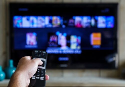 भारतमा दर्शकहरू डिजिटल हुँदै जाँदा जियोस्टार, जी र अन्य प्रसारकहरूले टिभी लाइसेन्स त्यागे