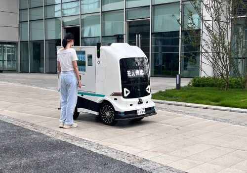 चीनको चोङकिङमा इन्टेलिजेन्ट कनेक्टेड गाडीहरू सडकमा संचालन