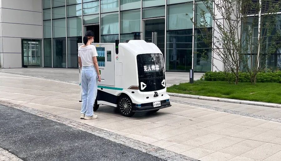 चीनको चोङकिङमा इन्टेलिजेन्ट कनेक्टेड गाडीहरू सडकमा संचालन