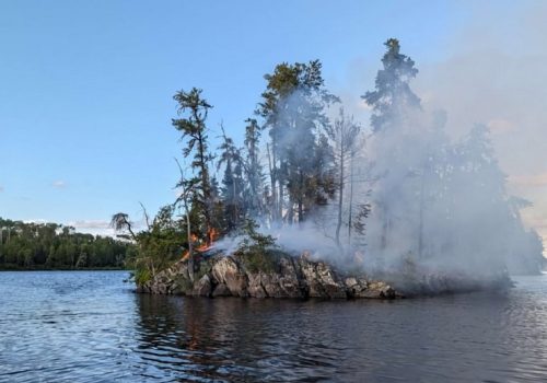 एप्पलको स्याटेलाइट एसओएस फिचर प्रयाेग गर्दै क्यानडाको टापुमा लागेको डढेलाे नियन्त्रण