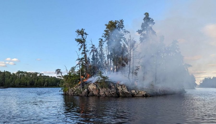 एप्पलको स्याटेलाइट एसओएस फिचर प्रयाेग गर्दै क्यानडाको टापुमा लागेको डढेलाे नियन्त्रण