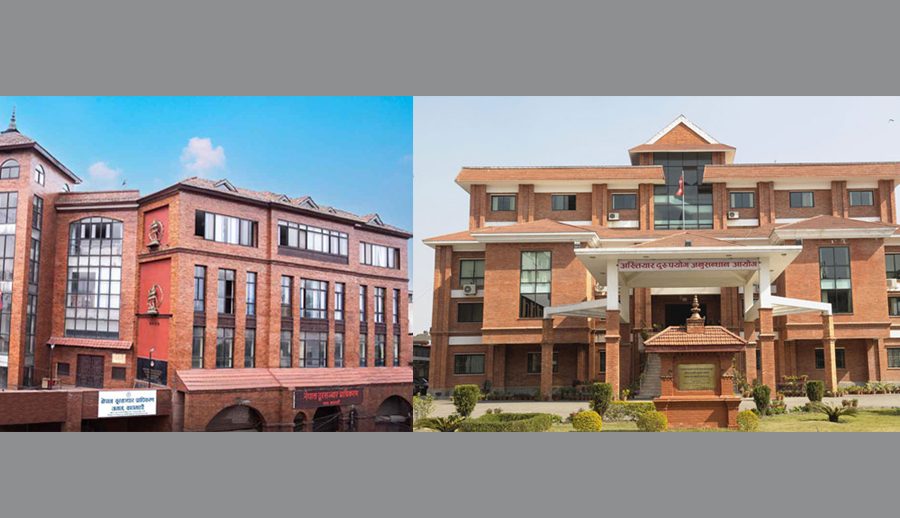 छानबिनमा रहेको टेरामोस प्रणालीको उपकरण जाँच गर्दै अख्तियारको टोली दूरसञ्चार प्राधिकरणमा