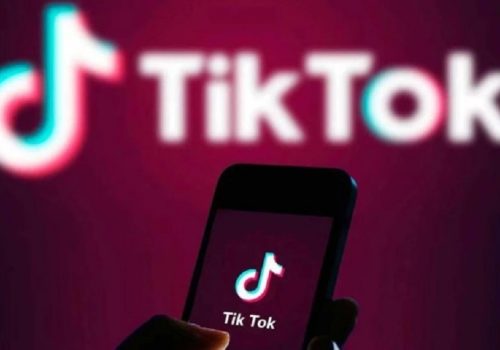 प्रयोगकर्तालाई लामो समयसम्म प्लेटफर्ममा राख्न थप सामाजिक सञ्जाल सुविधाहरू थप्ने टिकटककाे योजना