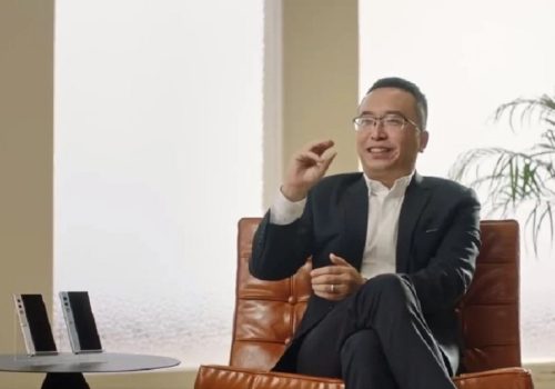 एप्पलको आईफोन १५ सिरिजले अपेक्षाहरू पूरा नगर्ने अनरका सीईओको दाबी