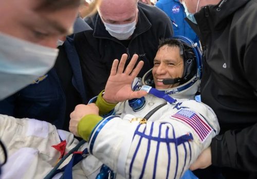 १८० दिनका लागि अन्तरिक्षमा गएका तीन अन्तरिक्ष यात्री एक वर्ष पछि फर्किए