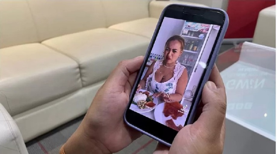 टिकटकमा सुँगुरको मासु खाएको भिडियो राख्ने इन्डोनेसियाली महिलालाई २ वर्षको जेल