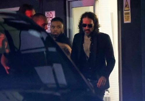 यौन उत्पीडनको आरोप लागेका कलाकार रसेल ब्रान्डको यूट्यूब विज्ञापनबाट हुने आम्दानी रोक्का