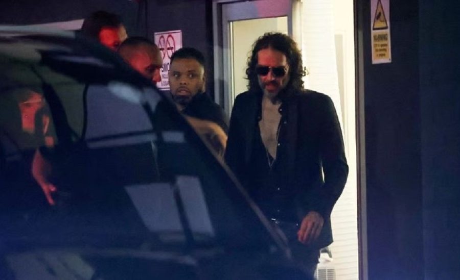 यौन उत्पीडनको आरोप लागेका कलाकार रसेल ब्रान्डको यूट्यूब विज्ञापनबाट हुने आम्दानी रोक्का