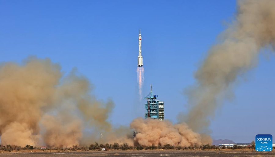 चीनले शेन्झाउ-१७ अन्तरिक्ष यात्रीलाई सफलतापूर्वक प्रक्षेपण गर्यो