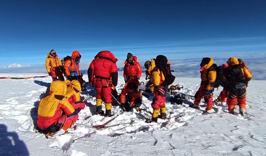 चिनियाँ अभियान टोली वैज्ञानिक अनुसन्धानका लागि चो ओयु शिखरमा