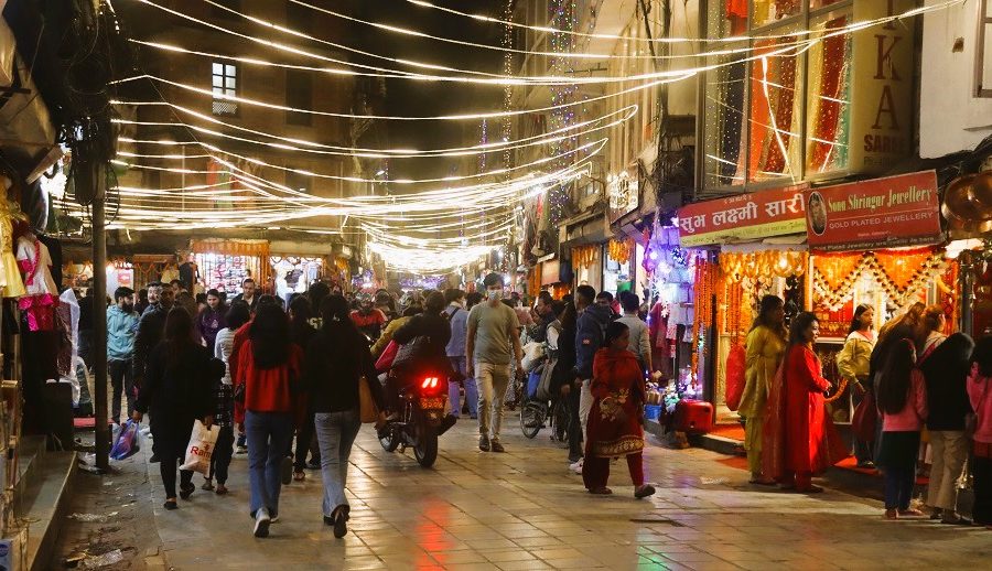 तिहारको अवसरमा न्यूरोड क्षेत्रका मोबाइल पसलहरुमा देखिएको दिपावलीको रौनक (फोटो फिचर)