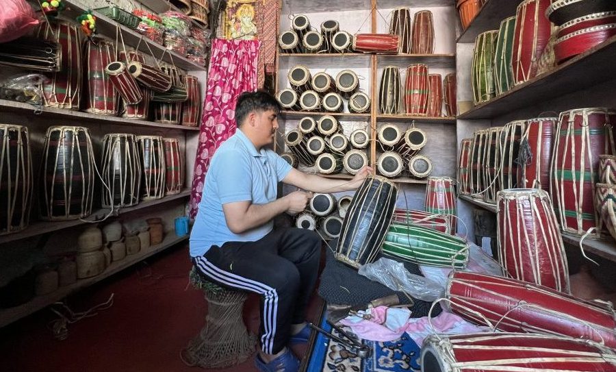 प्रविधिको विकासले मादल व्यवसाय सङ्कटमा