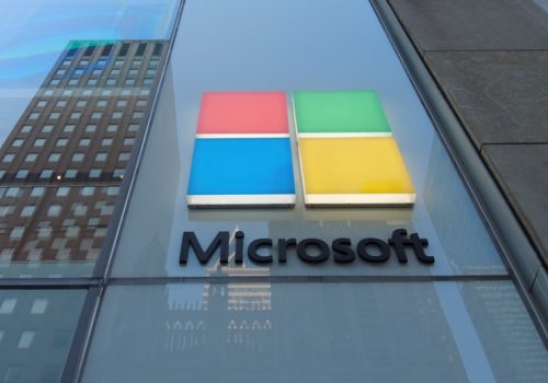 माइक्रोसफ्ट विन्डोज र सरफेस टिमलाई एउटै नेतृत्वमा मर्ज गर्दै