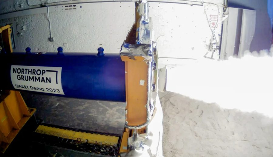 नर्थरोप ग्रुम्यानले नयाँ ठोस रकेट मोटर टेक्नोलोजीहरू परीक्षण गर्दै