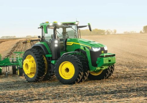 जोन डियरले फार्म ट्र्याक्टरहरूमा स्टारलिंकमार्फत उच्च-गतिको इन्टरनेट प्रदान गर्ने