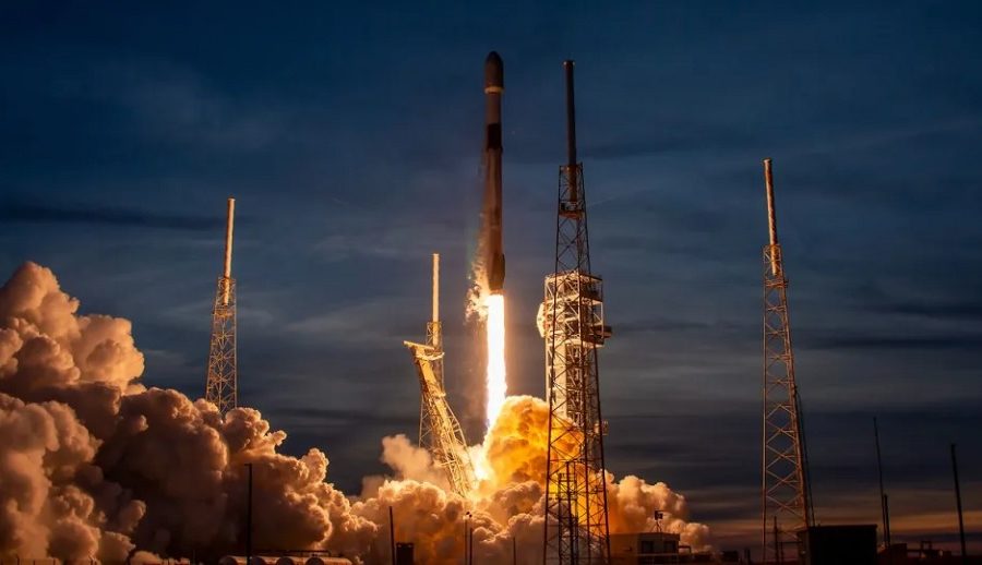 शनिबार २० ओटा स्टारलिंक इन्टरनेट स्याटेलाइट प्रक्षेपण गर्दै स्पेसएक्स