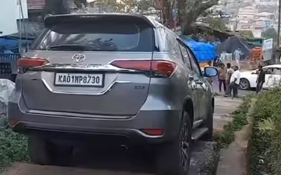 भारतमा गुगल म्याप हेरेर द्रुत मार्ग खोज्दा युवा समूहको गाडी पुग्यो सिँढीयुक्त बाटोमा