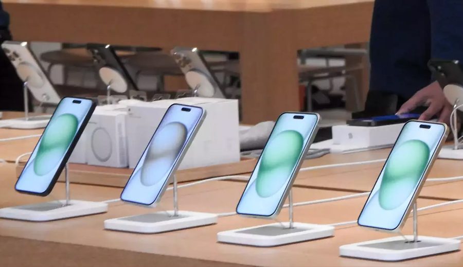 प्रतिस्पर्धा बढ्दै गएपछि एप्पलले चीनमा दुर्लभ छुटमा आईफोन १५ प्रदान गर्दै