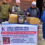 बन्द कारखाना सञ्चालन गर्न किताब बेचेर सहयोग जुटाउँदै डा पुन