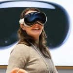 एप्पल स्मार्ट ग्लास, क्यामरायुक्त एयरपड्स सन् २०२७ मा लन्च हुनसक्ने, सस्तो भिजन प्रो पाइपलाइनमा