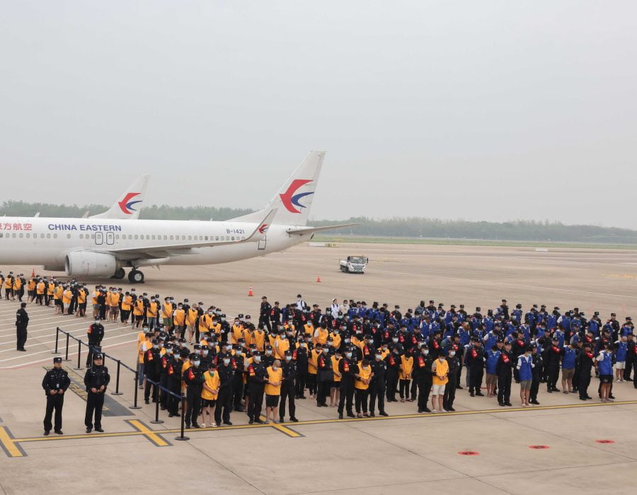 चिनियाँ प्रहरीले कम्बोडियाबाट अनलाइन जुवा र स्क्याम चलाउने १३० संदिग्धलाई फिर्ता ल्यायो