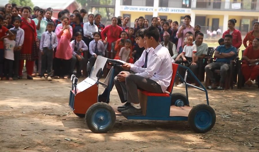 विद्यार्थीले बनाए विद्युतीय गाडी