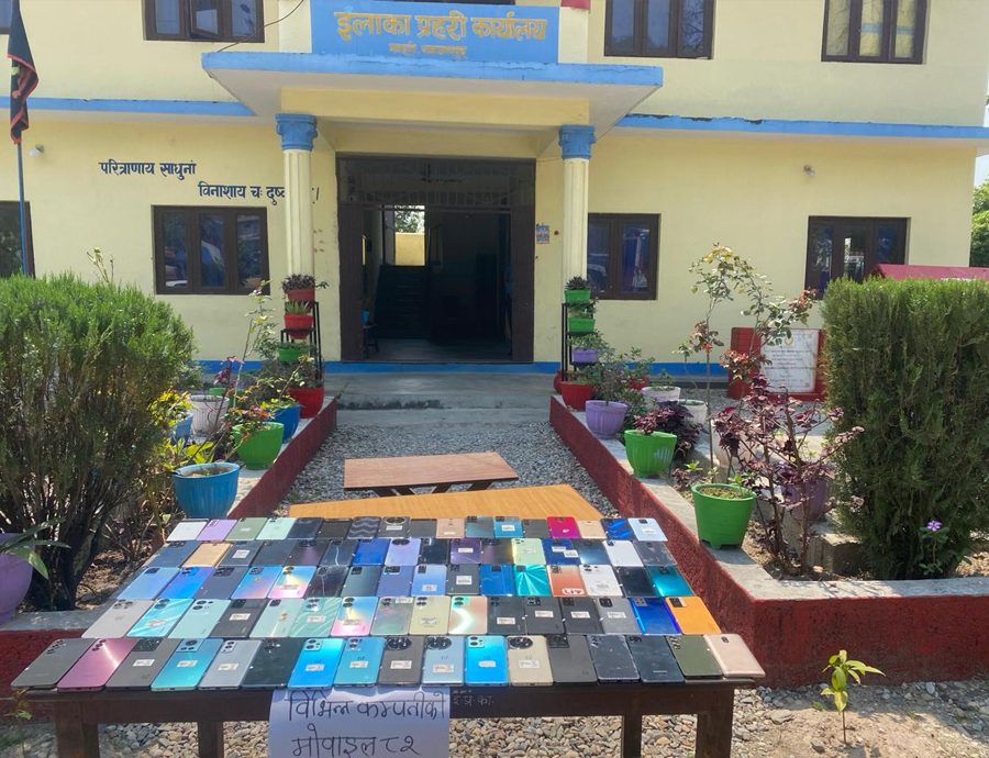 भन्सार छलि गरेर ल्याएका विभिन्न कम्पनीका ८२ थान मोबाईल सेट बरामद