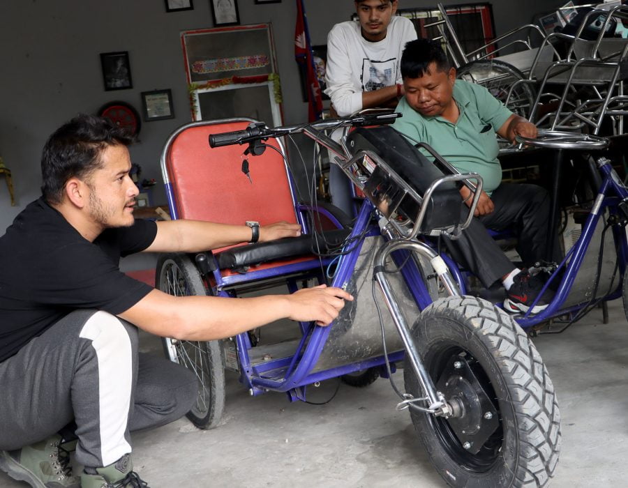 चितवनका युवाले इन्फिनिटी ल्याबमार्फत बनाए इलेक्ट्रिक ह्विलचियर