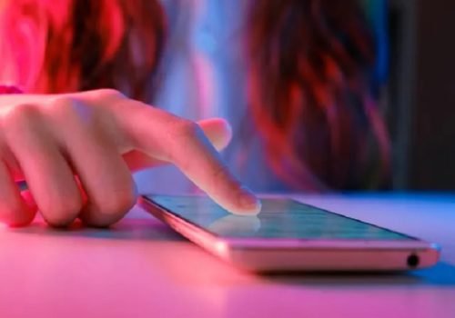 नौ वर्षका बालबालिकाहरूलाई दुर्भावनापूर्ण व्हाट्सएप ग्रुपमा जोडियो