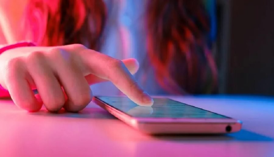 नौ वर्षका बालबालिकाहरूलाई दुर्भावनापूर्ण व्हाट्सएप ग्रुपमा जोडियो