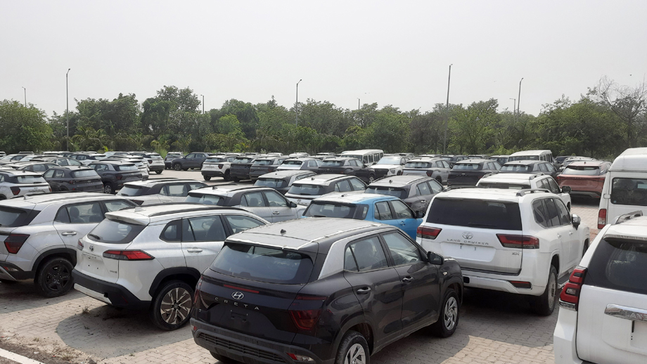 वीरगञ्ज भन्सार हुँदै छ महिनामा १८ अर्बका सवारीसाधन आयात, ४५६ ओटा विद्युतीय गाडी भित्रिए