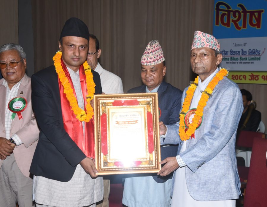 क्यान महासंघका महासचिव चिरञ्जीवी अधिकारीलाई आईसीटी एक्सिलेन्स अवार्ड प्रदान