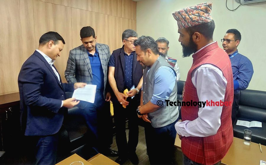 मोबाइल व्यवसायीहरुको आक्रोश- ‘गैरकानूनी आयात र बिक्री नरोकिँदा, अवैध कारोबार गर्ने माफियाले प्रश्रय पाए’