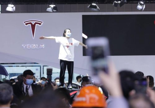 टेस्लाले चीनमा कारको छत माथि चढेर विरोध गर्ने महिला कार मालिक विरुद्ध मुद्दा जित्यो