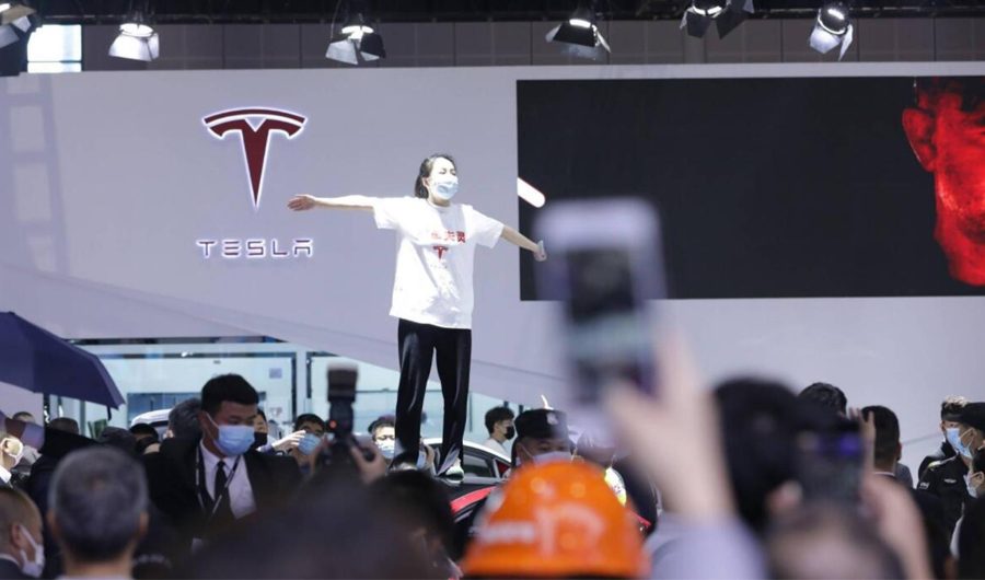 टेस्लाले चीनमा कारको छत माथि चढेर विरोध गर्ने महिला कार मालिक विरुद्ध मुद्दा जित्यो