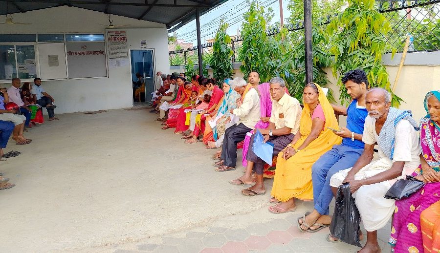 राष्ट्रिय परिचयपत्र बनाउन सास्ती, सेवाग्राहीलाई बिहान ६ बजेदेखि लाइन बस्नुपर्ने बाध्यता