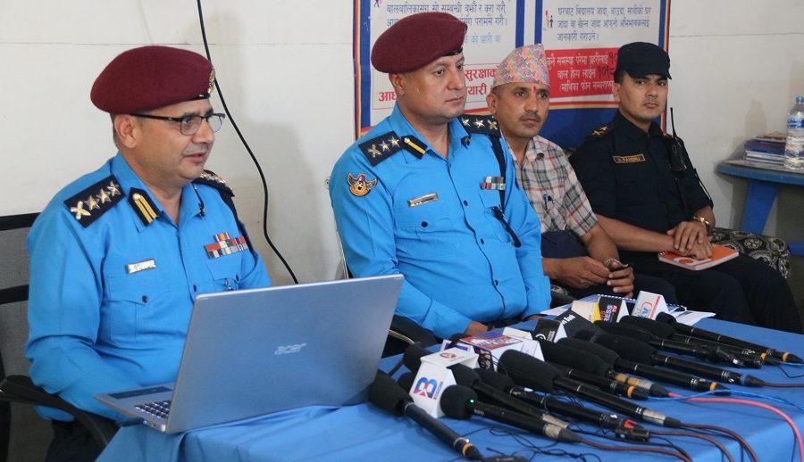 कम्प्यूटर मनिटरमा डेलको नक्कली लोगो लेबलिङ गरेर बिक्री गर्ने २ जना पक्राउ