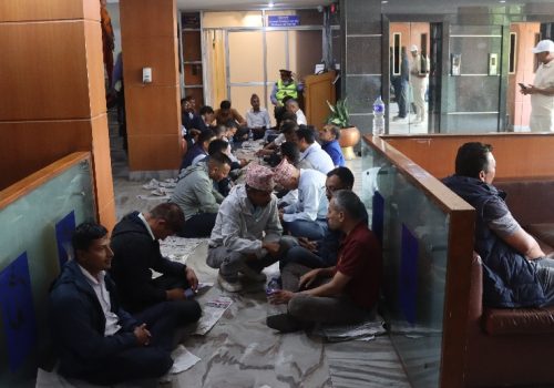 नवीकरण शुल्कको विरुद्ध आन्दोलित टेलिकमका कर्मचारी स्वार्थ मिलेसँगै सहमतिमा