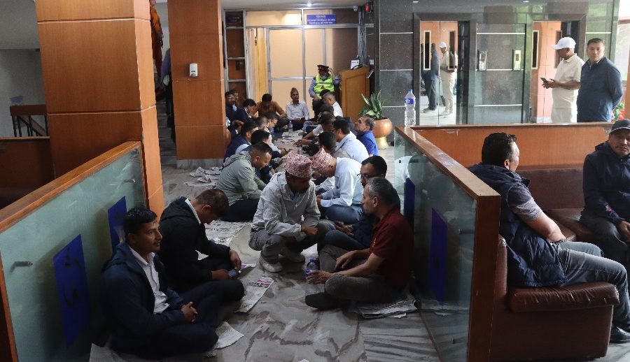 लाइसेन्सको विषयमा नेपाल टेलिकमका कर्मचारीहरु आन्दोलित, प्रबन्ध निर्देशक छलफल गर्नबाट भाग्दै